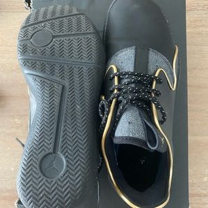 Jordan Eclipse Holiday BG size: Youth 7